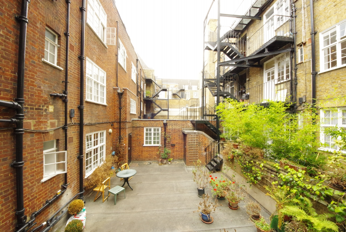 Internal Courtyard the flat has direct access to